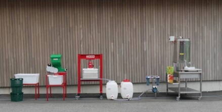 Muštáreň s kompaktným drvičom s lisom 230V a el. pasterizátorom 13,5 kW: