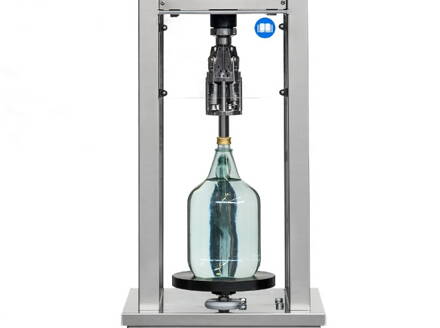 Uzatváracie zariadenie na skrutkovacie uzávery